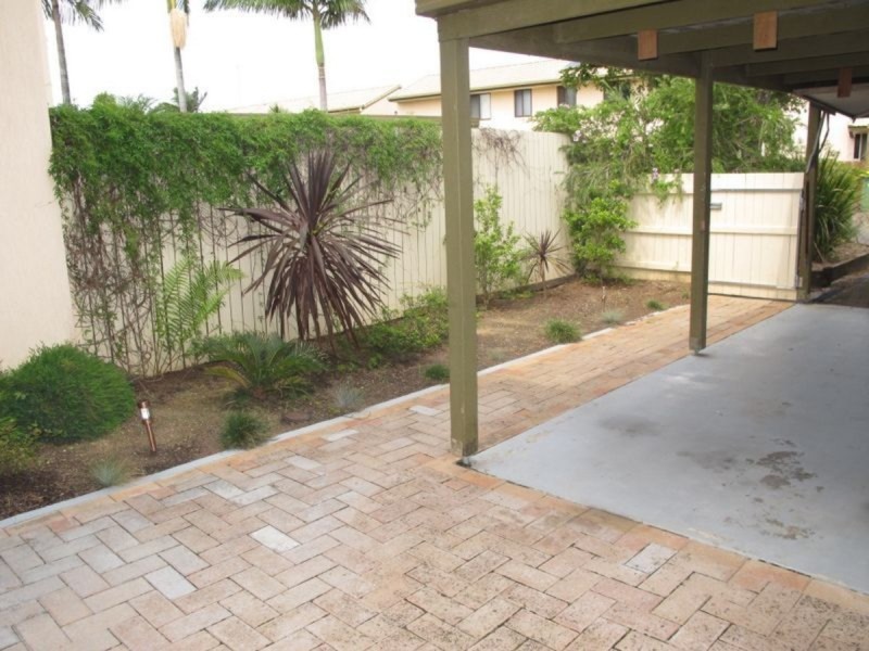 2/111 Little Usher Avenue, Labrador QLD 4215