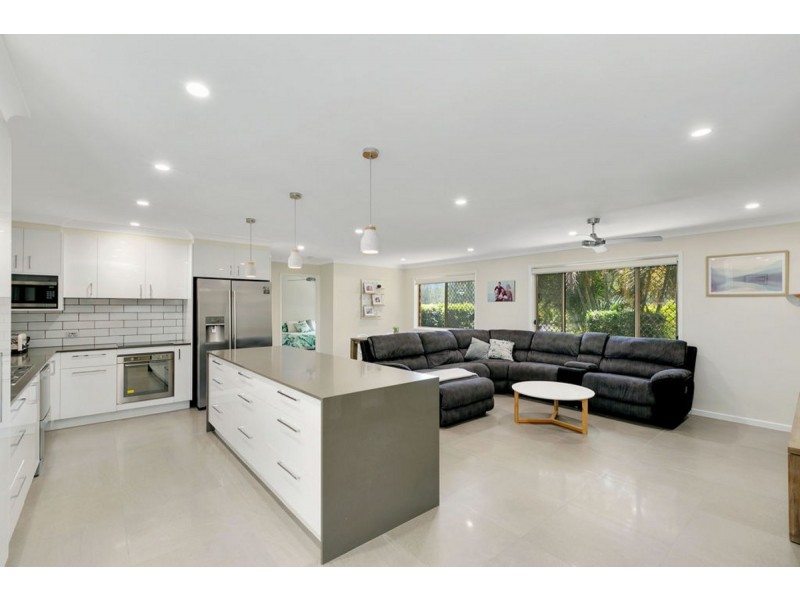 17 Greenbank Circuit, Carrara QLD 4211