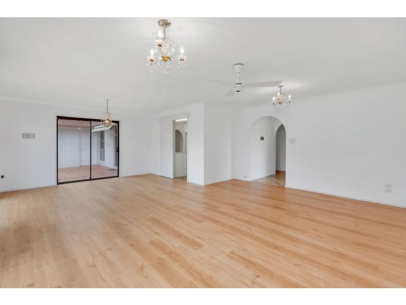 4 Alamau Street, Benowa QLD 4217