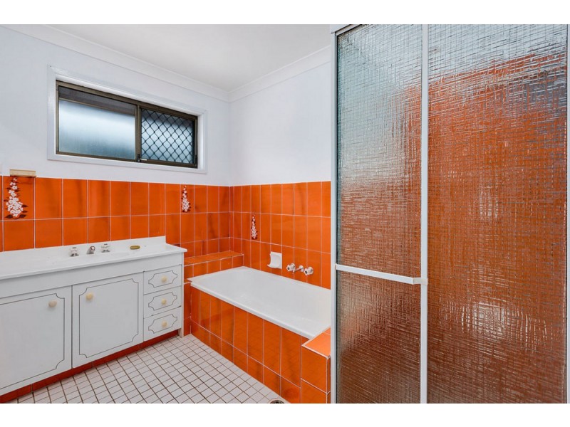 4 Alamau Street, Benowa QLD 4217