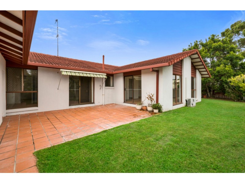 4 Alamau Street, Benowa QLD 4217