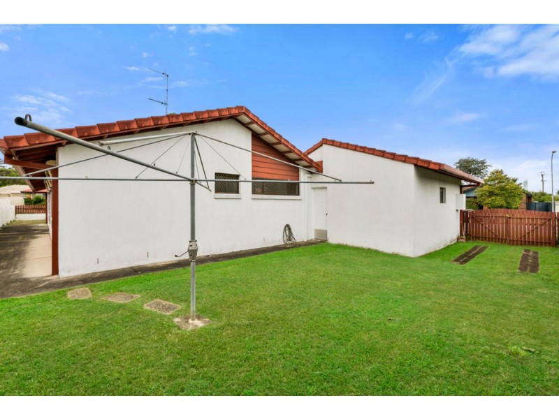 4 Alamau Street, Benowa QLD 4217