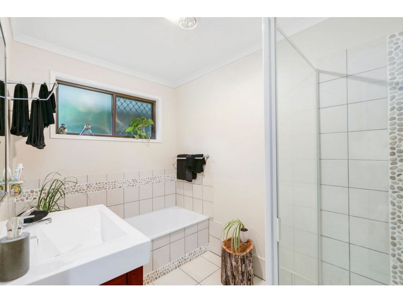 2 Richard Crescent, Highland Park QLD 4211