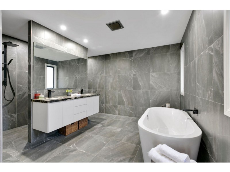 31 San Simeon Drive, Clear Island Waters QLD 4226