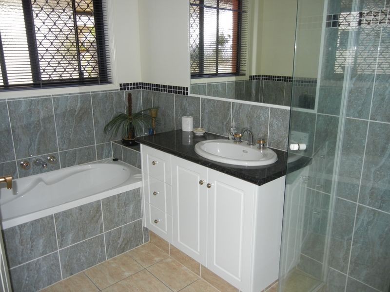 8 Mercure Place, Highland Park QLD 4211