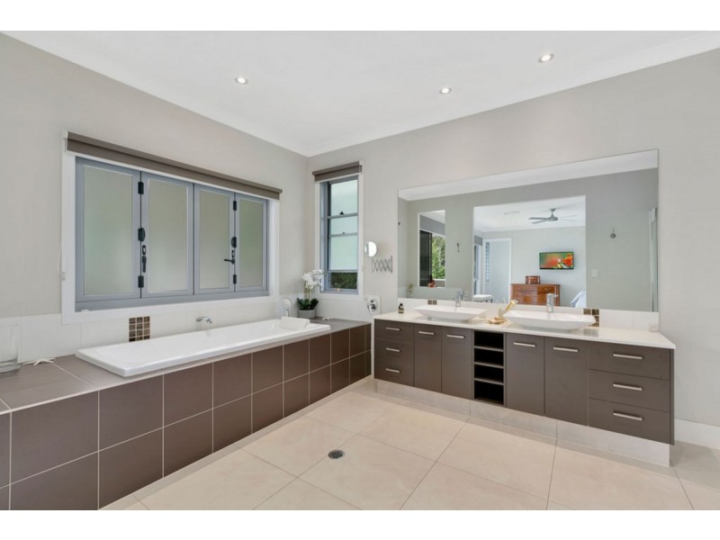 147 Crescent Avenue, Hope Island QLD 4212