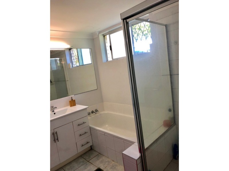 1/42 Oceanic Drive, Mermaid Waters QLD 4218