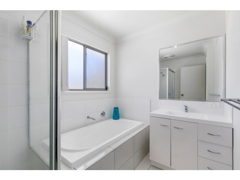 2/2 Chantrill Avenue, Nerang QLD 4211