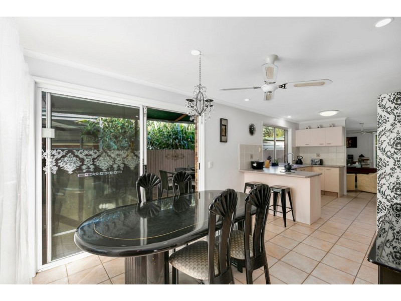 27 Kenneth Drive, Highland Park QLD 4211