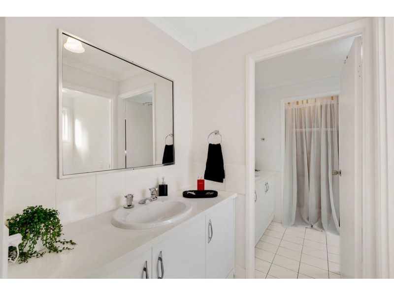 27 Kenneth Drive, Highland Park QLD 4211