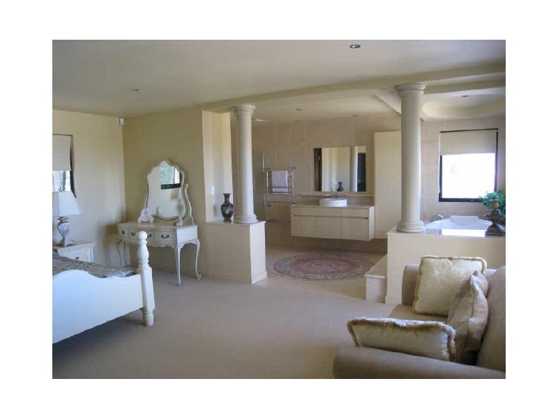 16 Chevron Rise, Highland Park QLD 4211