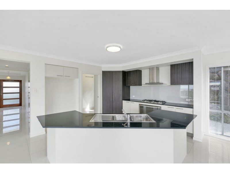 18 Chevron Rise, Highland Park QLD 4211