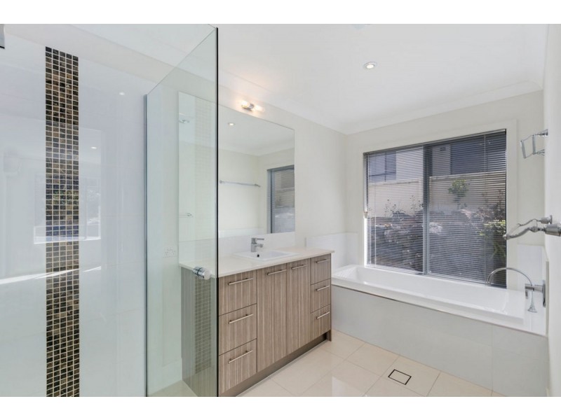 18 Chevron Rise, Highland Park QLD 4211