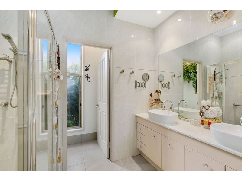 3 Elsemore Court, Carrara QLD 4211