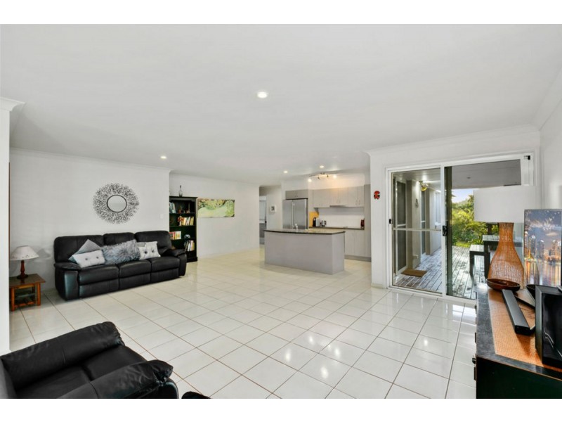 2/3 Whitely Circuit, Maudsland QLD 4210