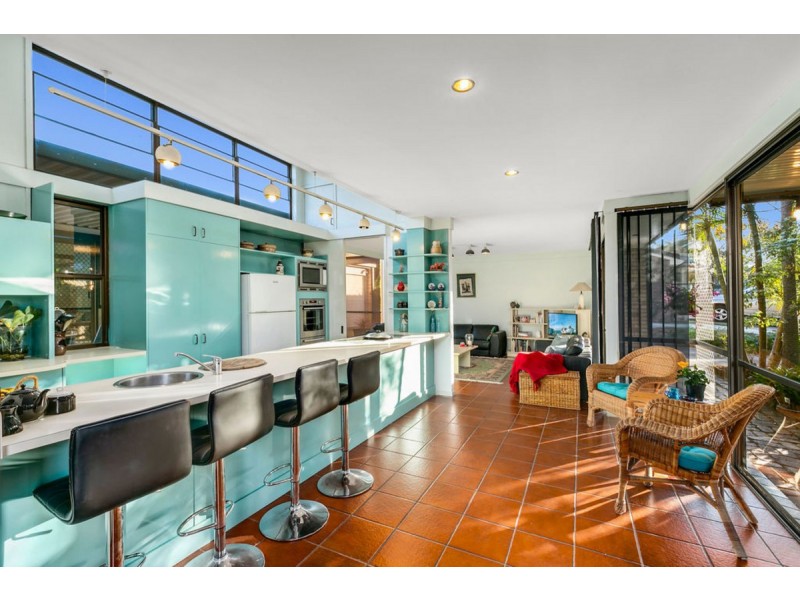 4 Emerald Court, Carrara QLD 4211