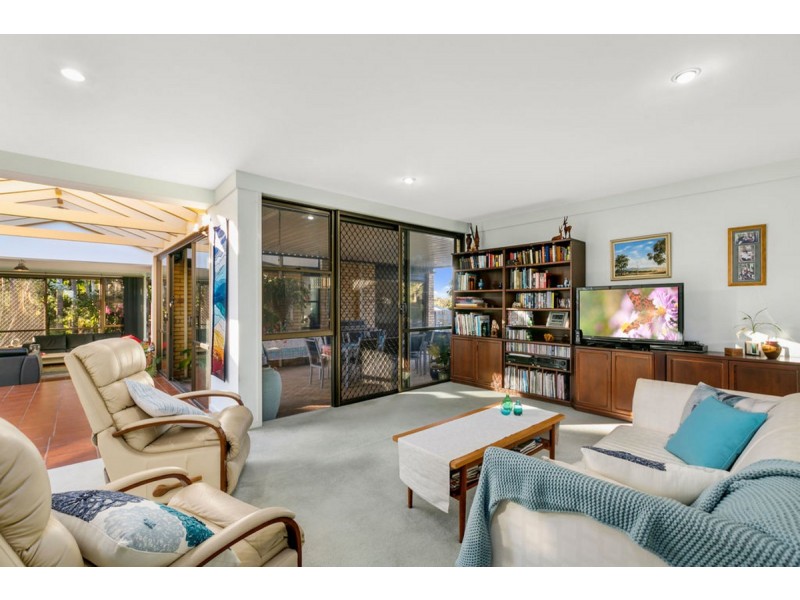 4 Emerald Court, Carrara QLD 4211