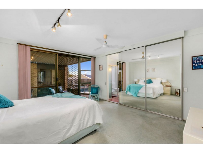 4 Emerald Court, Carrara QLD 4211