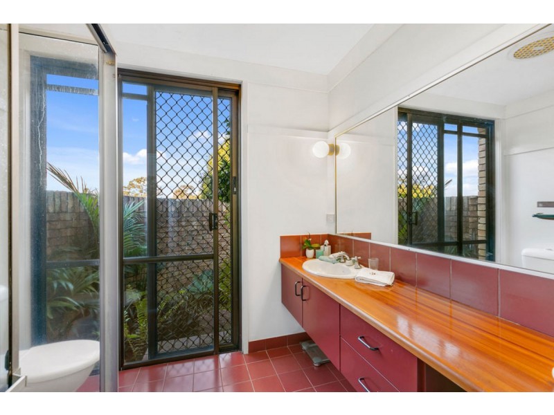 4 Emerald Court, Carrara QLD 4211