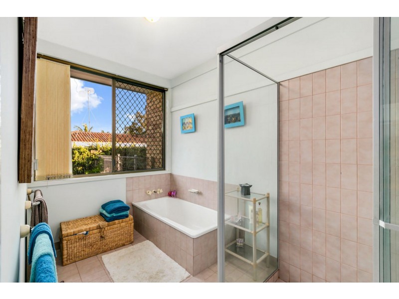 4 Emerald Court, Carrara QLD 4211