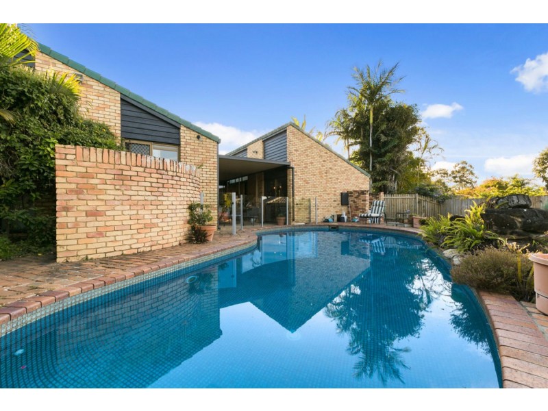 4 Emerald Court, Carrara QLD 4211