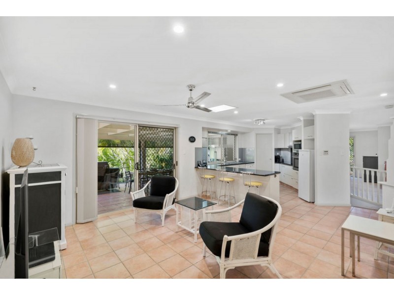 1 Nairn Court, Highland Park QLD 4211