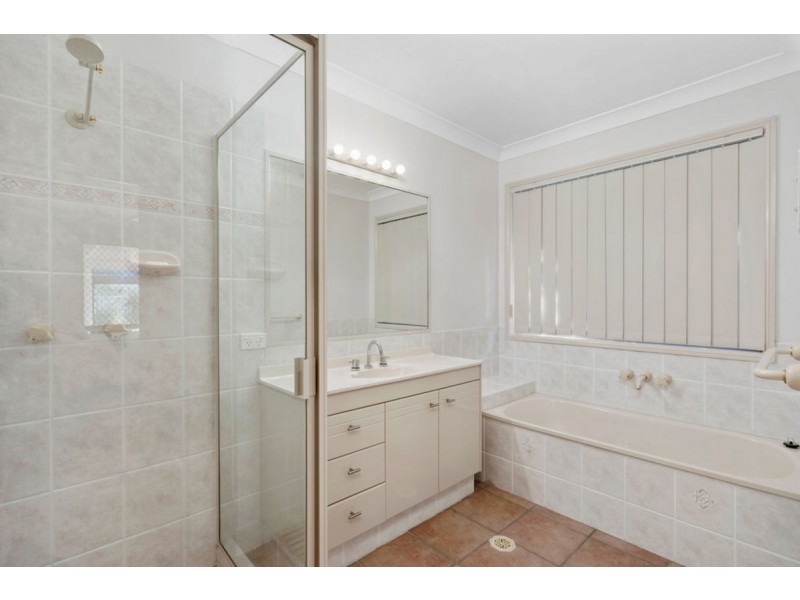 1 Nairn Court, Highland Park QLD 4211