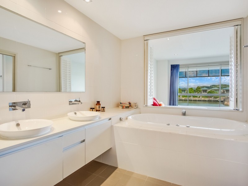 2/802 Glades Drive, Robina QLD 4226