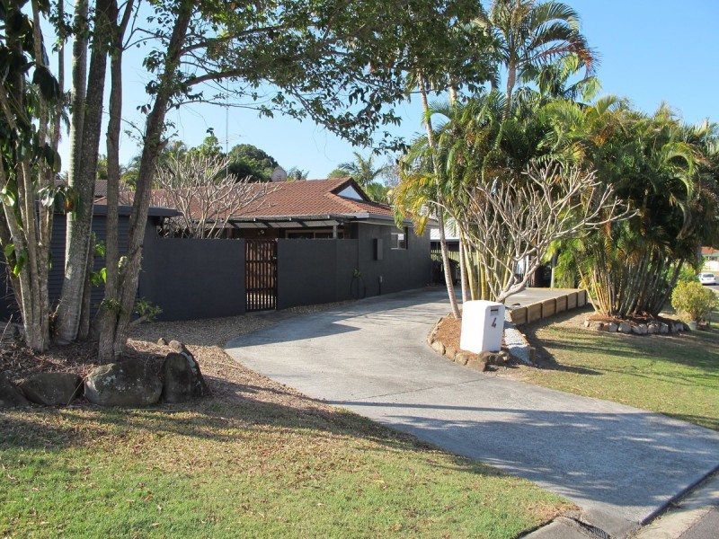 4 Guthrie Parade, Carrara QLD 4211