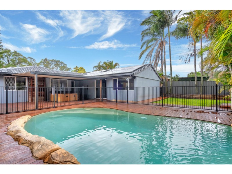 8 Levestam Court, Carrara QLD 4211