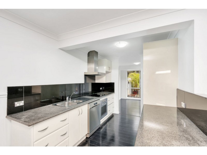 8 Levestam Court, Carrara QLD 4211