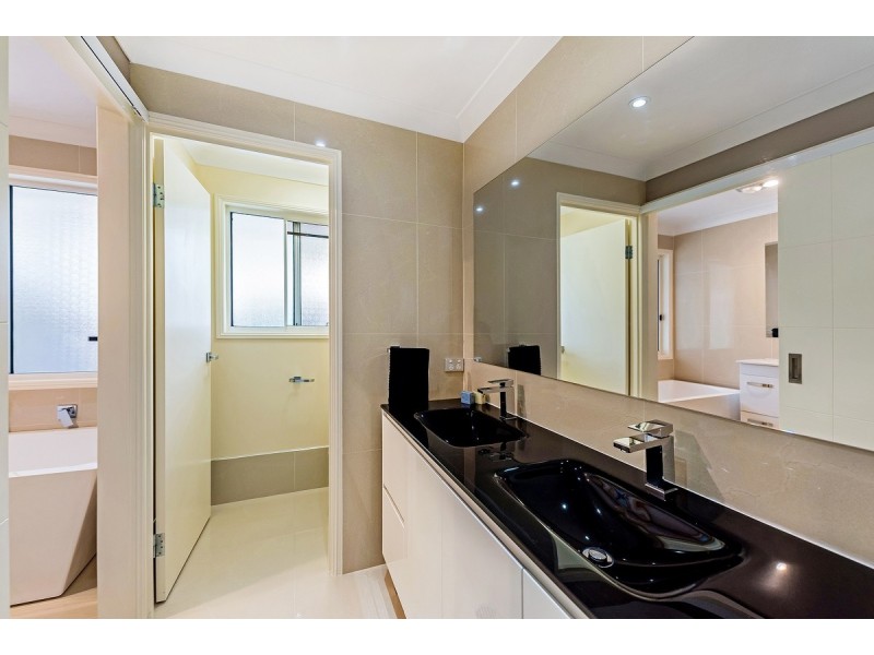 2 Woolmere Street, Carrara QLD 4211