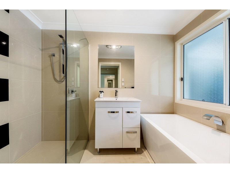 2 Woolmere Street, Carrara QLD 4211