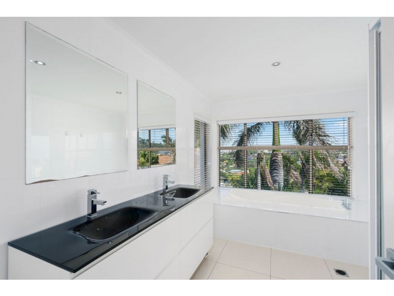 7 Bellavista Close, Highland Park QLD 4211