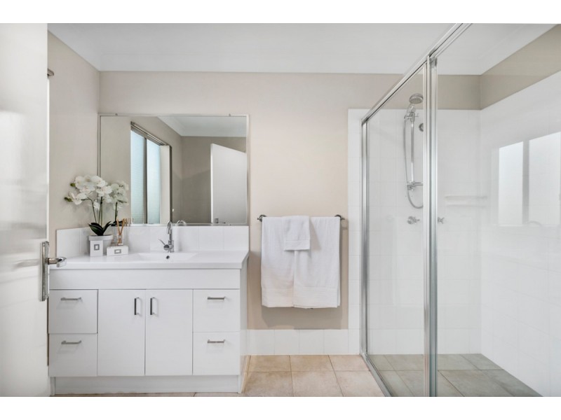 1/16 Bluetail Crescent, Upper Coomera QLD 4209