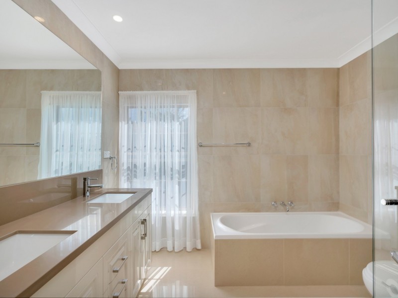 4 Bellavista Close, Highland Park QLD 4211