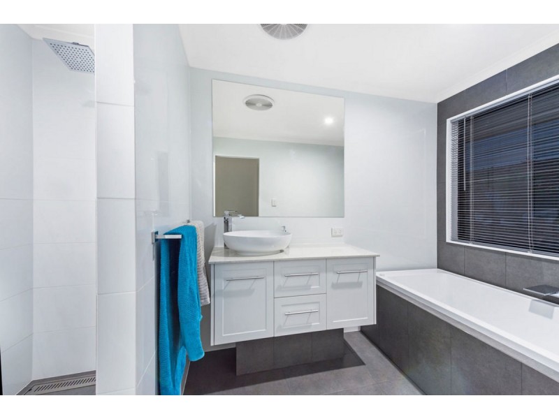 2 Burley Griffin Drive, Maudsland QLD 4210