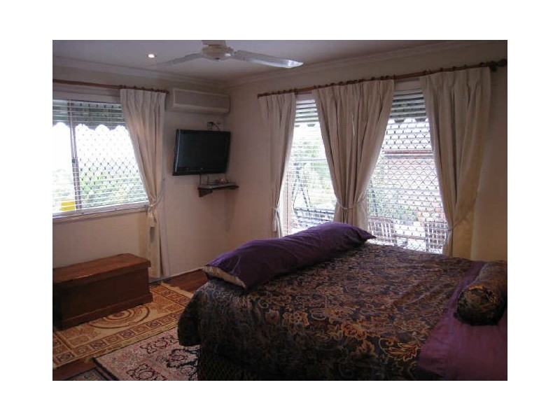 18 Trafalgar Street, Highland Park QLD 4211