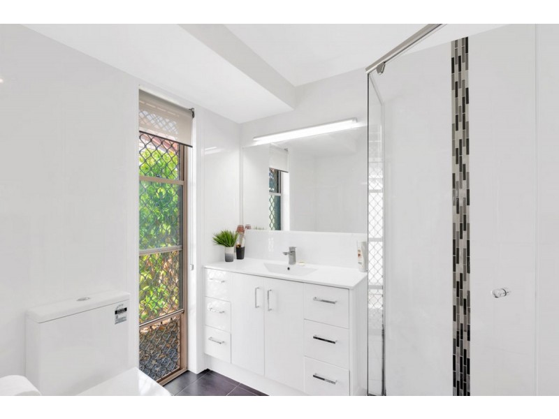 2 Range Court, Arundel QLD 4214