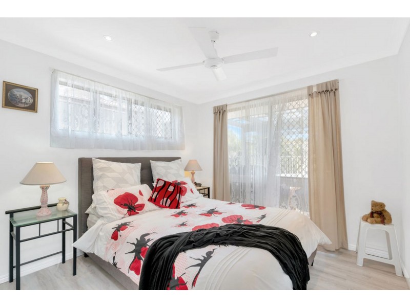 2 Range Court, Arundel QLD 4214