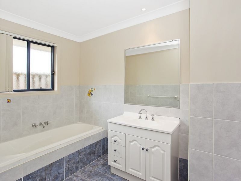 16 Bonner Court, Pacific Pines QLD 4211