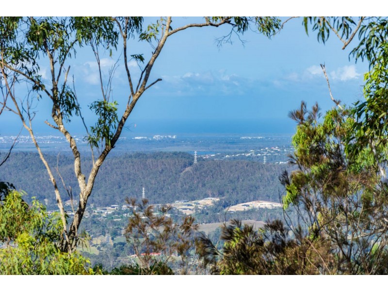 352 Henri Robert Drive, Clagiraba QLD 4211