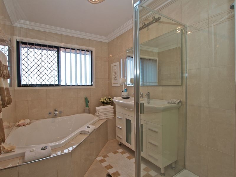 11 Mercure Place, Highland Park QLD 4211