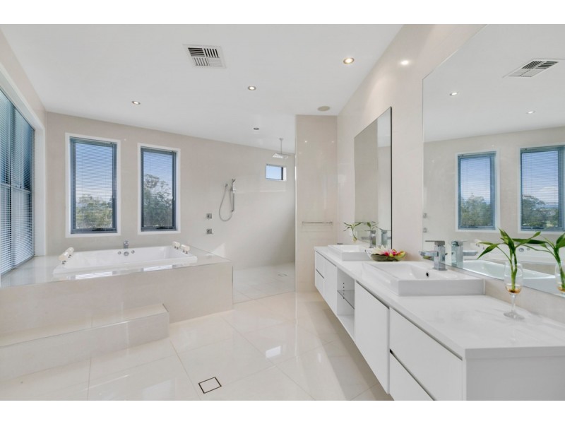 1055 Lakeview Terrace, Benowa QLD 4217