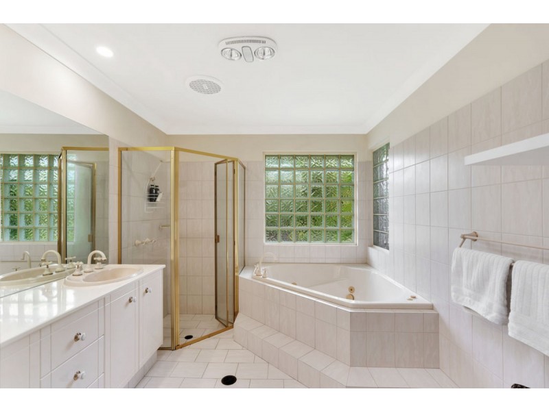 8 Bellavista Close, Highland Park QLD 4211