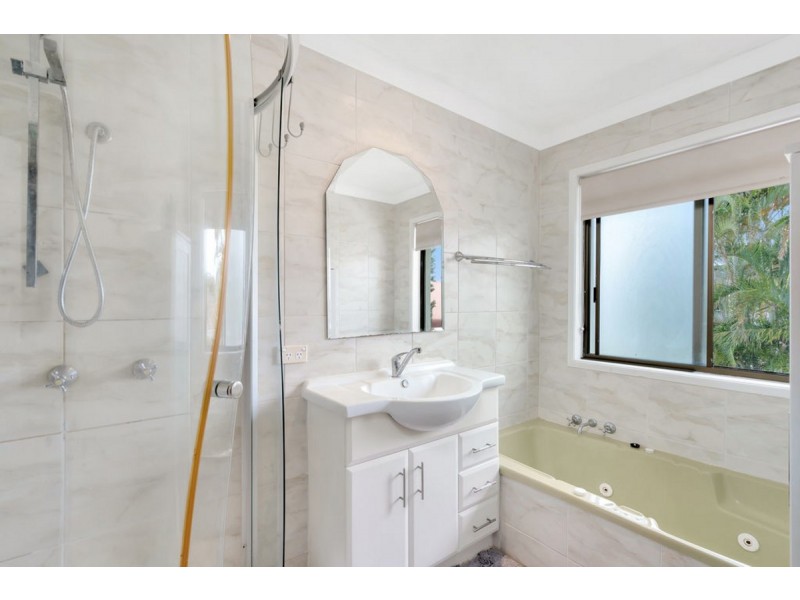 316 Bayview Street, Hollywell QLD 4216