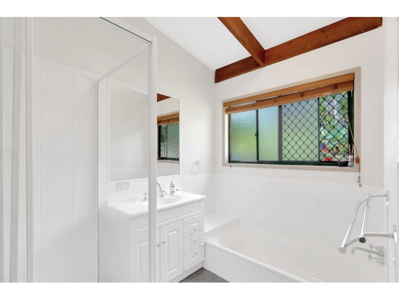 18 Stonehaven Place, Highland Park QLD 4211