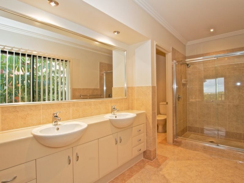 18 Bellavista Close, Highland Park QLD 4211