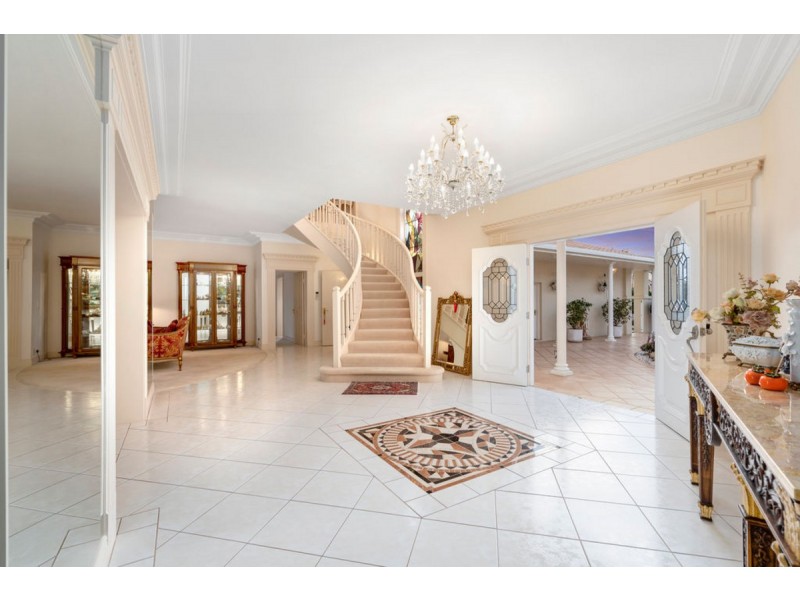 4 Rowes Court, Sorrento QLD 4217