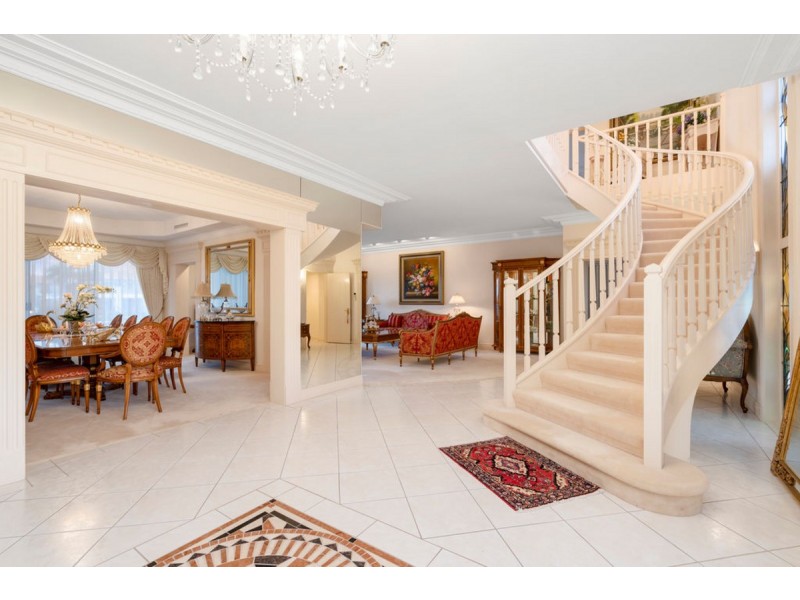 4 Rowes Court, Sorrento QLD 4217